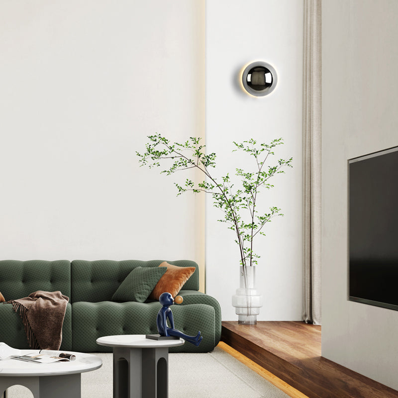 Kinkiet ścienny z okrągłym szklanym kloszem