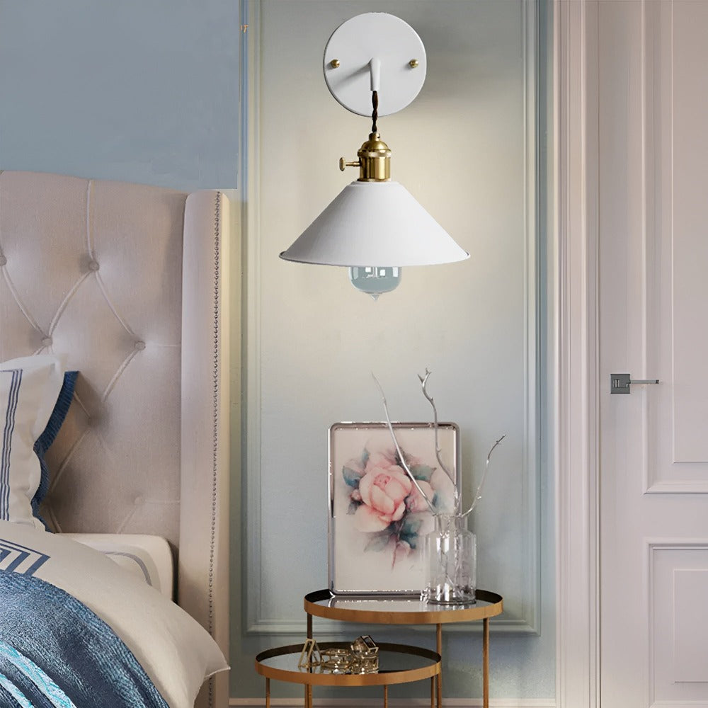 Kinkiet ścienny metalowy z kloszem stożkowym