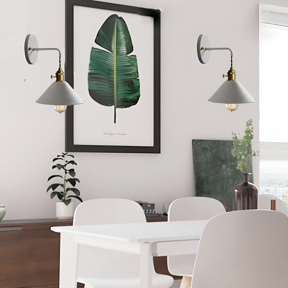 Kinkiet ścienny metalowy z kloszem stożkowym