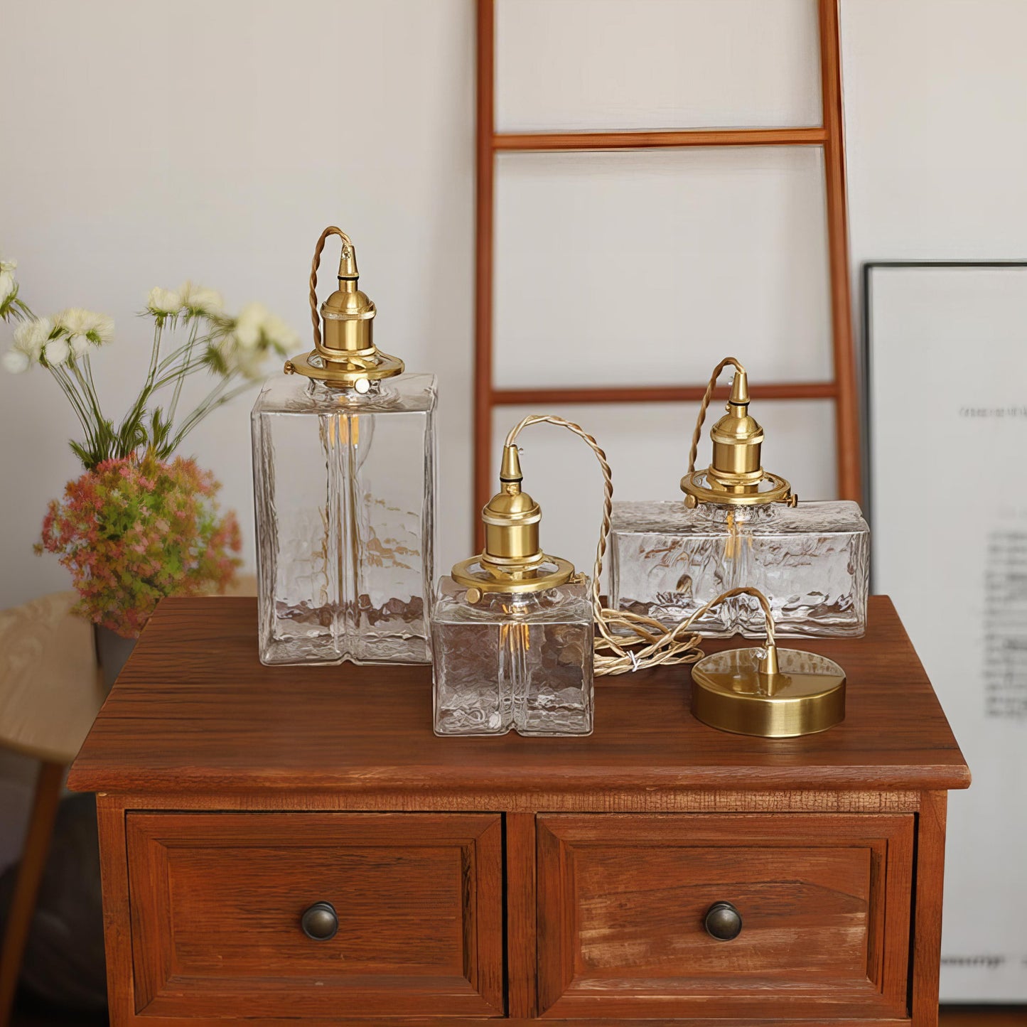 Lampa wisząca szklana z przewodem w kolorze złotym